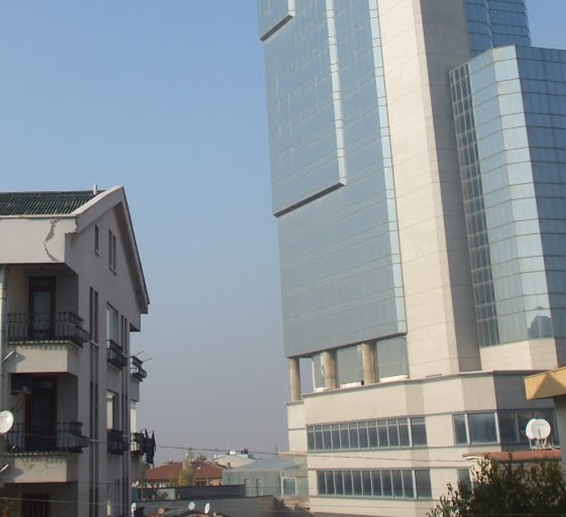 Çankaya Rajiv Gandhi Caddesi çevresindeki modern Ankara iş mimarisi